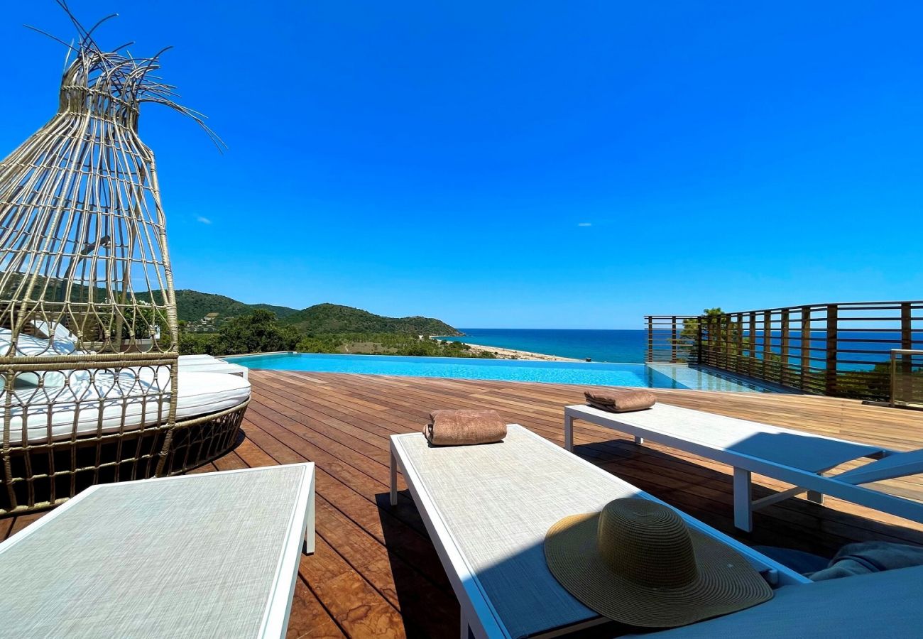 Villa de luxe à Pinarello avec piscine et vue mer 